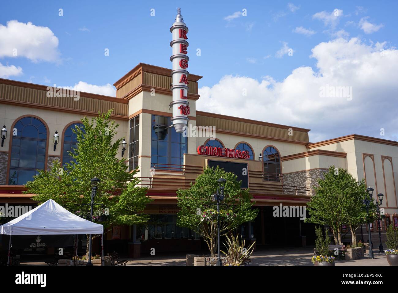 Tigard, OR, USA - 6 maggio 2020: Sede chiusa del Regal Cinemas nel Bridgeport Shopping Center a Tigard, Oregon, durante la pandemia del coronavirus. Foto Stock