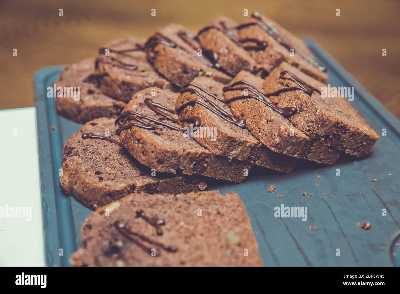 Torta di cioccolato a fette . Torre di Brownies fatta in casa a fette. Dolce e umido di dessert al cioccolato. Foto Stock