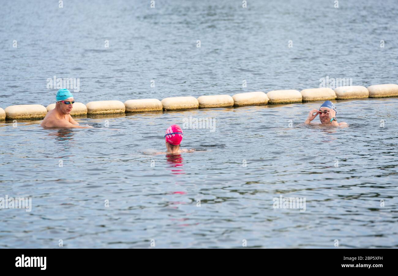 I nuotatori chiacchierano durante una nuotata mattutina al Lido di Serpentine ad Hyde Park, Londra, riaprirsi ai membri del Club di nuoto Serpentine dopo l'allentamento delle misure di blocco del coronavirus. Foto Stock