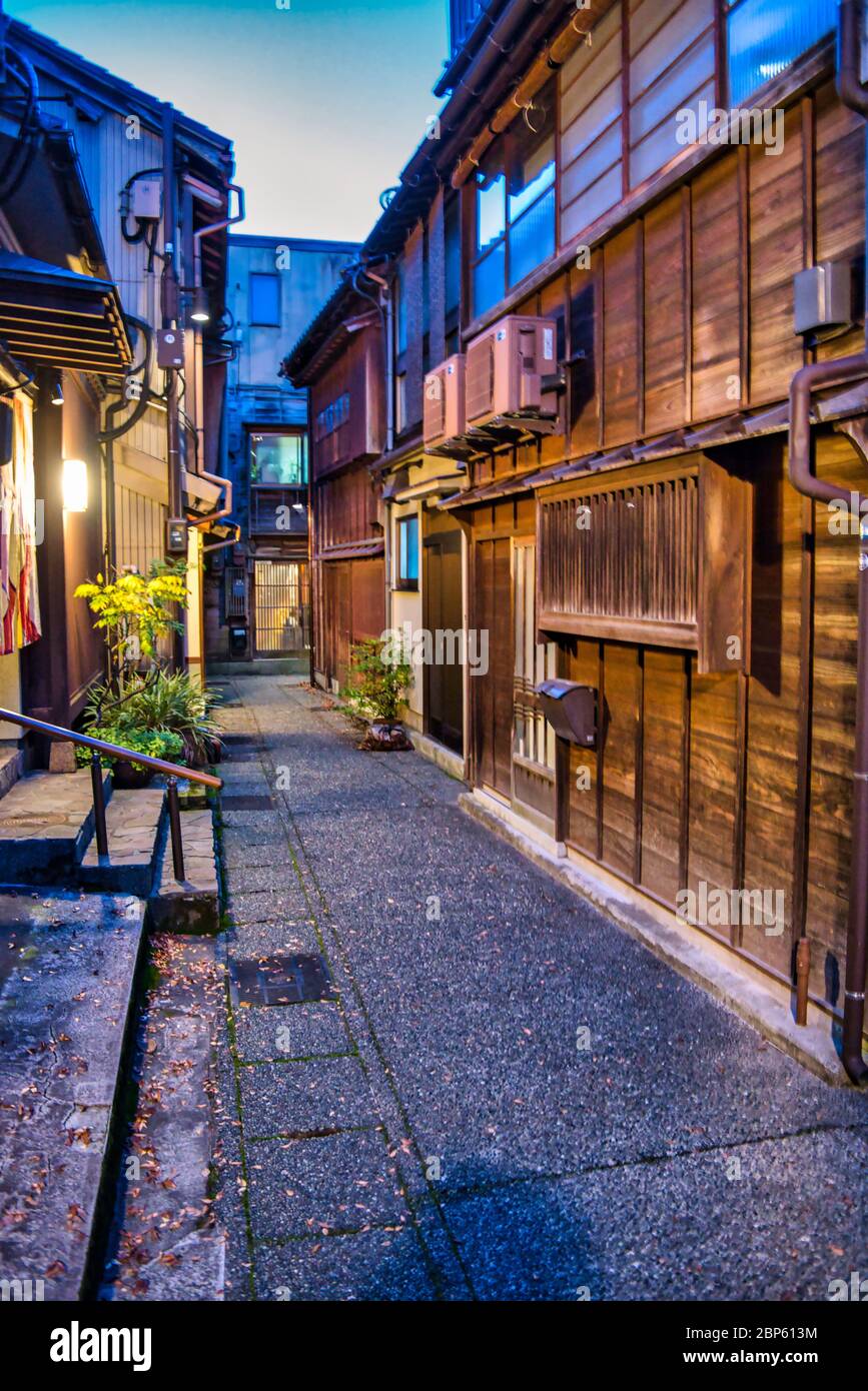Vecchie case da tè del periodo Edo nel quartiere di Kazuemachi Chayagai, Kanazawa, Giappone. Foto Stock