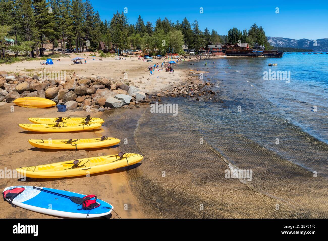 Attrezzatura da spiaggia e kayak sul lago Tahoe, California Foto Stock