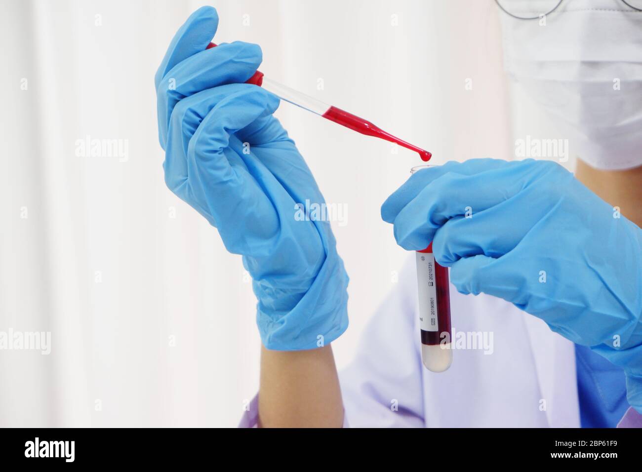 Dottore femminile che lavora in laboratorio per l'analisi del sangue per il vaccino per la cofirid19 pandemia Foto Stock