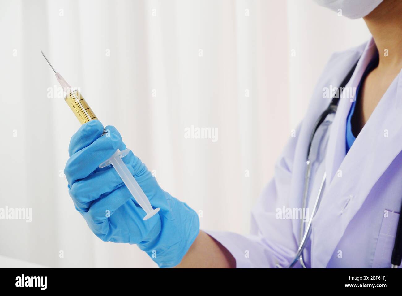 Dottore femminile che lavora in laboratorio per l'analisi del vaccino per la covid19 pandermica. Foto Stock