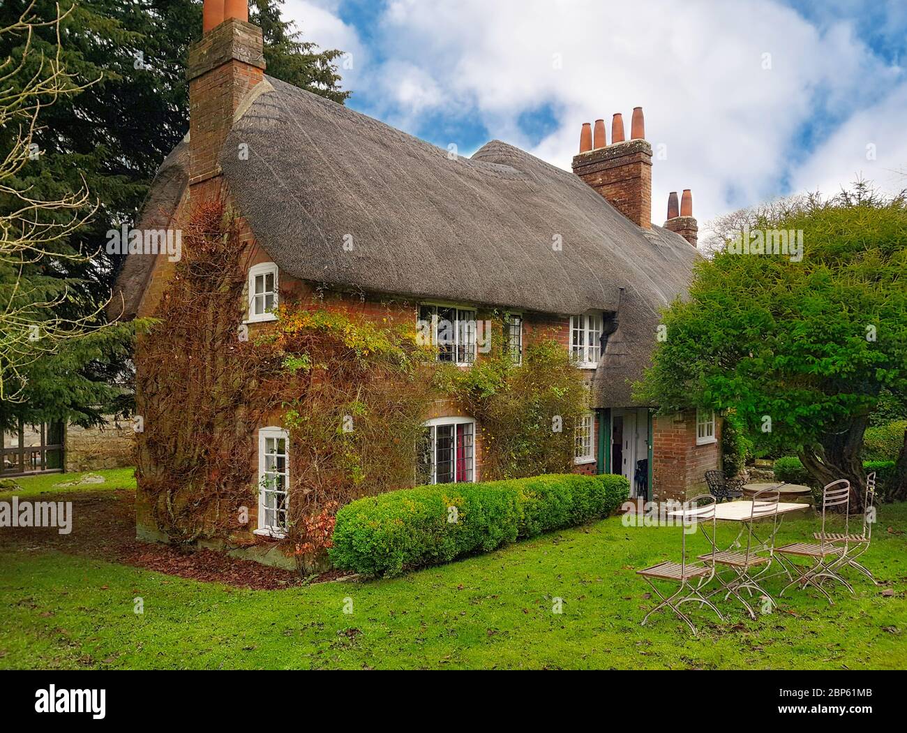 Dettaglio di architettura di casa tradizionale inglese cottage in Inghilterra. Foto Stock