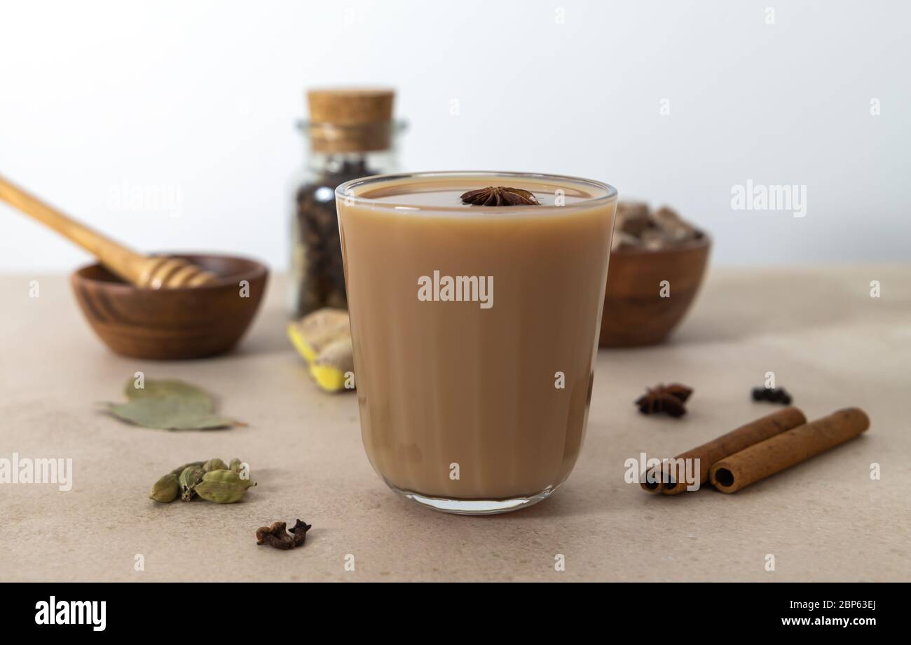 Masala chai tradizionale tè indiano piccante Foto Stock