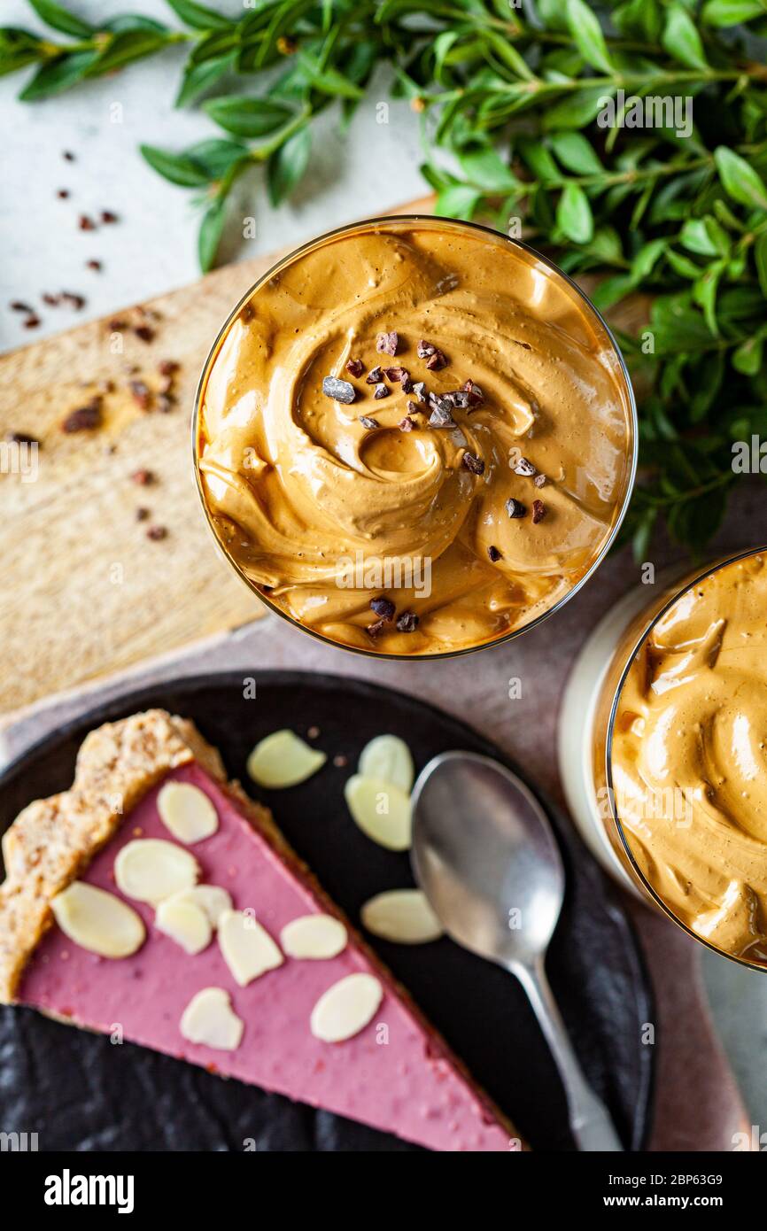 Caffè freddo dalgona. Bevanda di tendenza coreana. Bere con latte freddo e crema di caffè in bicchieri di vetro. Foto Stock