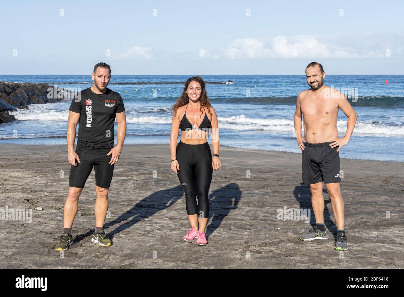 Tre giovani posano per un ritratto mantenendo la distanza fisica sulla spiaggia di Playa Fanabe durante la prima fase di de-escalation del Covid 19, Foto Stock