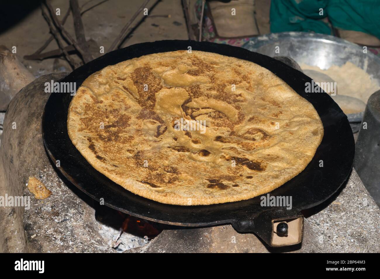 Pane fresco pakistano e indiano tradizionale fatto con farina di grano, è chiamato chapati o roati in lingua locale.cibo e bevande sfondo. Foto Stock