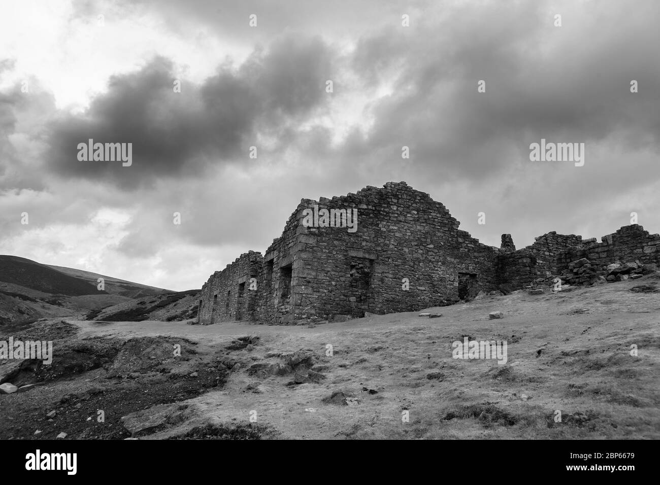 Rovine senza tetto di Surrender Lead Smelled Mill, Mill Gill, North Yorkshire, Inghilterra, Regno Unito: Un monumento in programma e edificio classificato di grado II. Versione B/W. Foto Stock