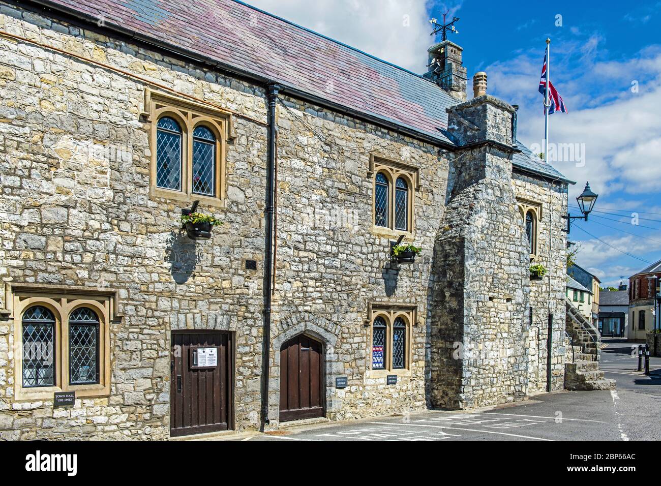 Llantwit Major Town Hall, che si trova nella 'Old Llantwit' e risale al 16 ° secolo. È classificato come Patrimonio di grado 2. Foto Stock