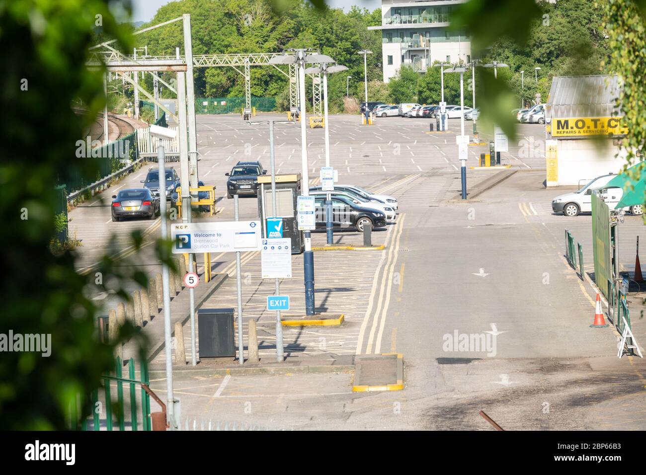 Brentwood Essex, 18 maggio 2020 polizia dei trasporti britannici in servizio alla stazione TFLrail di Brentwood Essex per controllare la folla UN vicino parcheggio di stazione vuota Credit: Ian Davidson/Alamy Live News Foto Stock