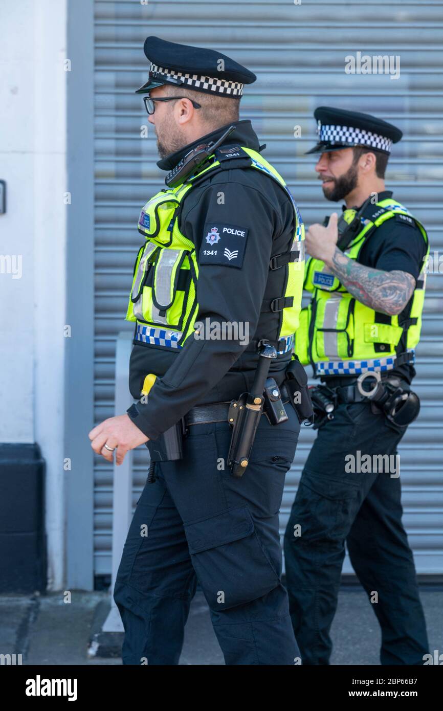 Brentwood Essex, 18 maggio 2020 polizia dei trasporti britannici in servizio alla stazione TFLrail di Brentwood Essex per il controllo della folla Credit: Ian Davidson/Alamy Live News Foto Stock