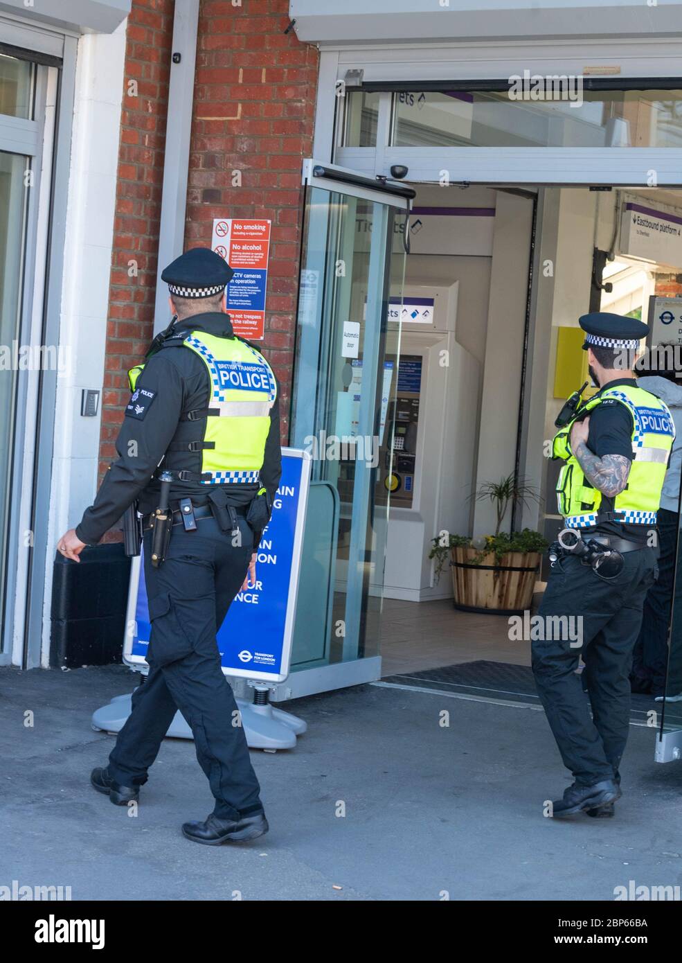 Brentwood Essex, 18 maggio 2020 polizia dei trasporti britannici in servizio alla stazione TFLrail di Brentwood Essex per il controllo della folla Credit: Ian Davidson/Alamy Live News Foto Stock