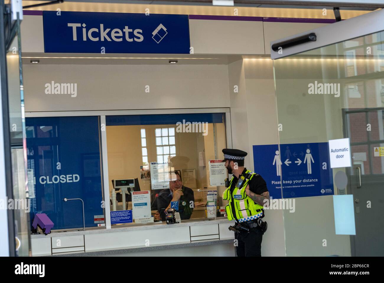 Brentwood Essex, 18 maggio 2020 polizia dei trasporti britannici in servizio alla stazione TFLrail di Brentwood Essex per il controllo della folla Credit: Ian Davidson/Alamy Live News Foto Stock