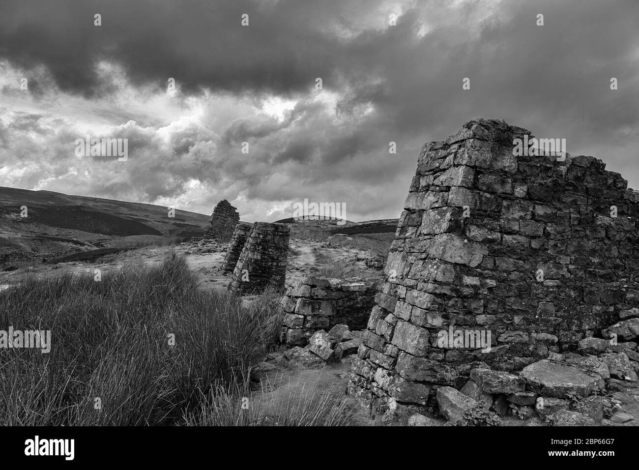 I negozi di torba rovinata di Surrender Lead Smelled Mill, Mill Gill, North Yorkshire, Inghilterra, Regno Unito. Versione in bianco e nero Foto Stock