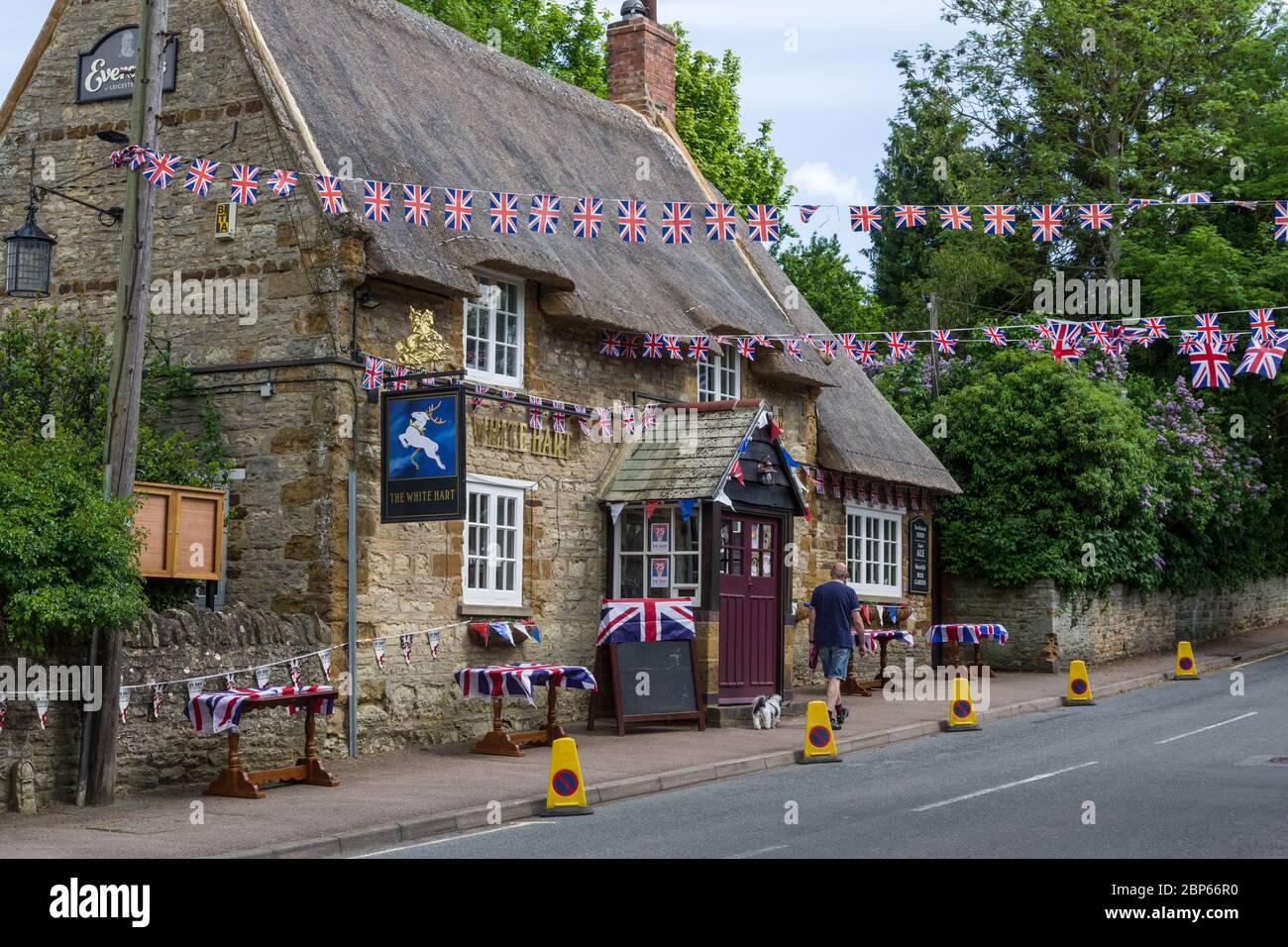 Ve Day 75 ° anniversario celebrazioni nel villaggio di Great Houghton, Northamptonshire, UK; White Hart pub con union jacks e bunting Foto Stock