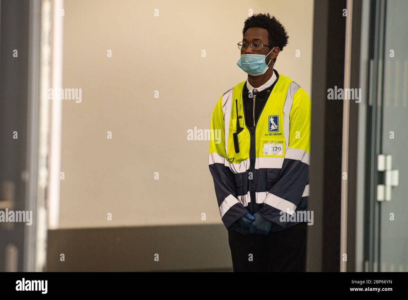 Maggiore sicurezza alla stazione di New Street a Birmingham, con l'aumento dei servizi ferroviari nell'ambito dell'alleggerimento delle restrizioni di blocco del coronavirus. Foto Stock