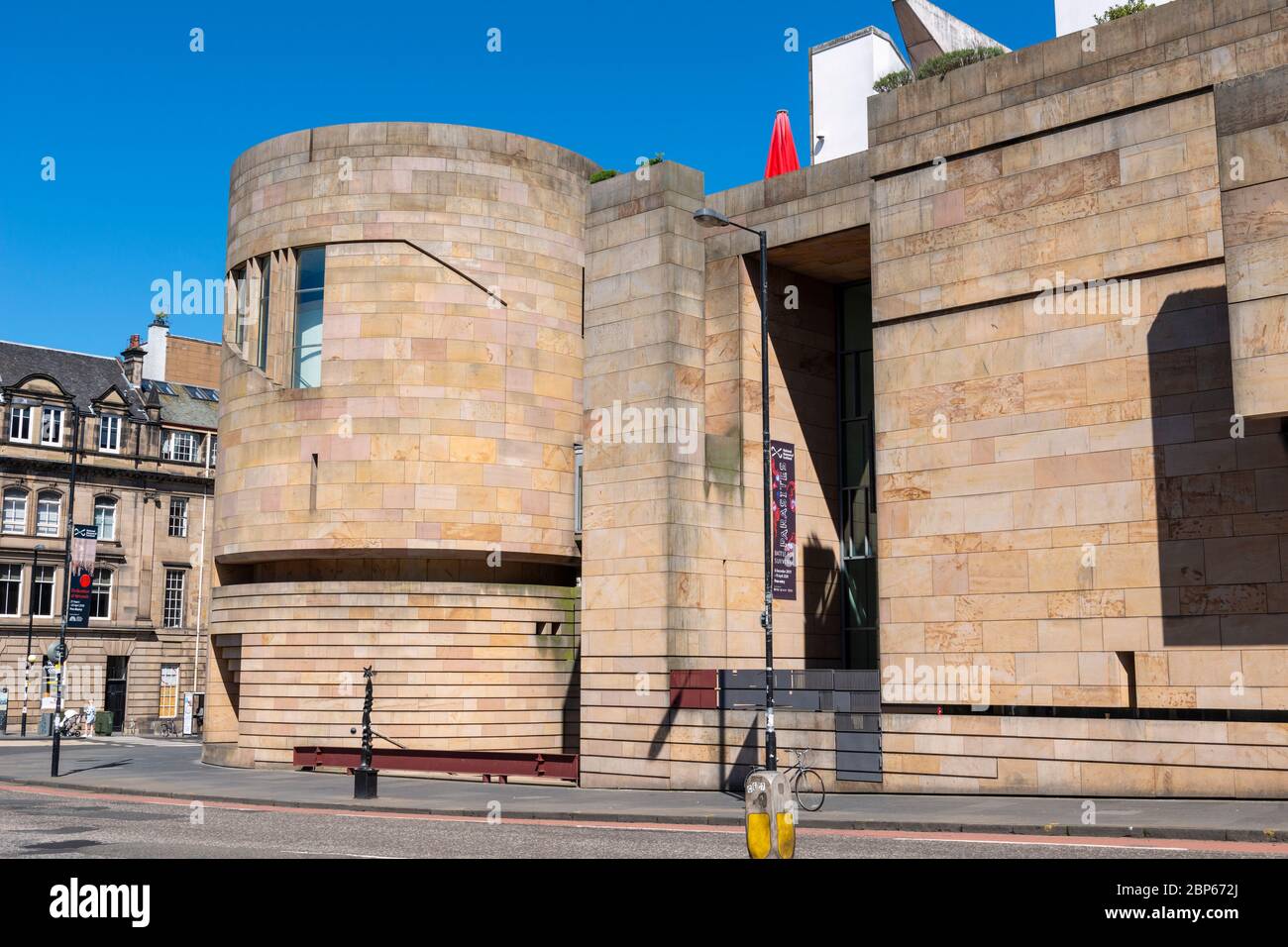 Museo Nazionale della Scozia visto dall'angolo di Chambers Street e George IV Bridge a Edimburgo, Scozia, Regno Unito Foto Stock