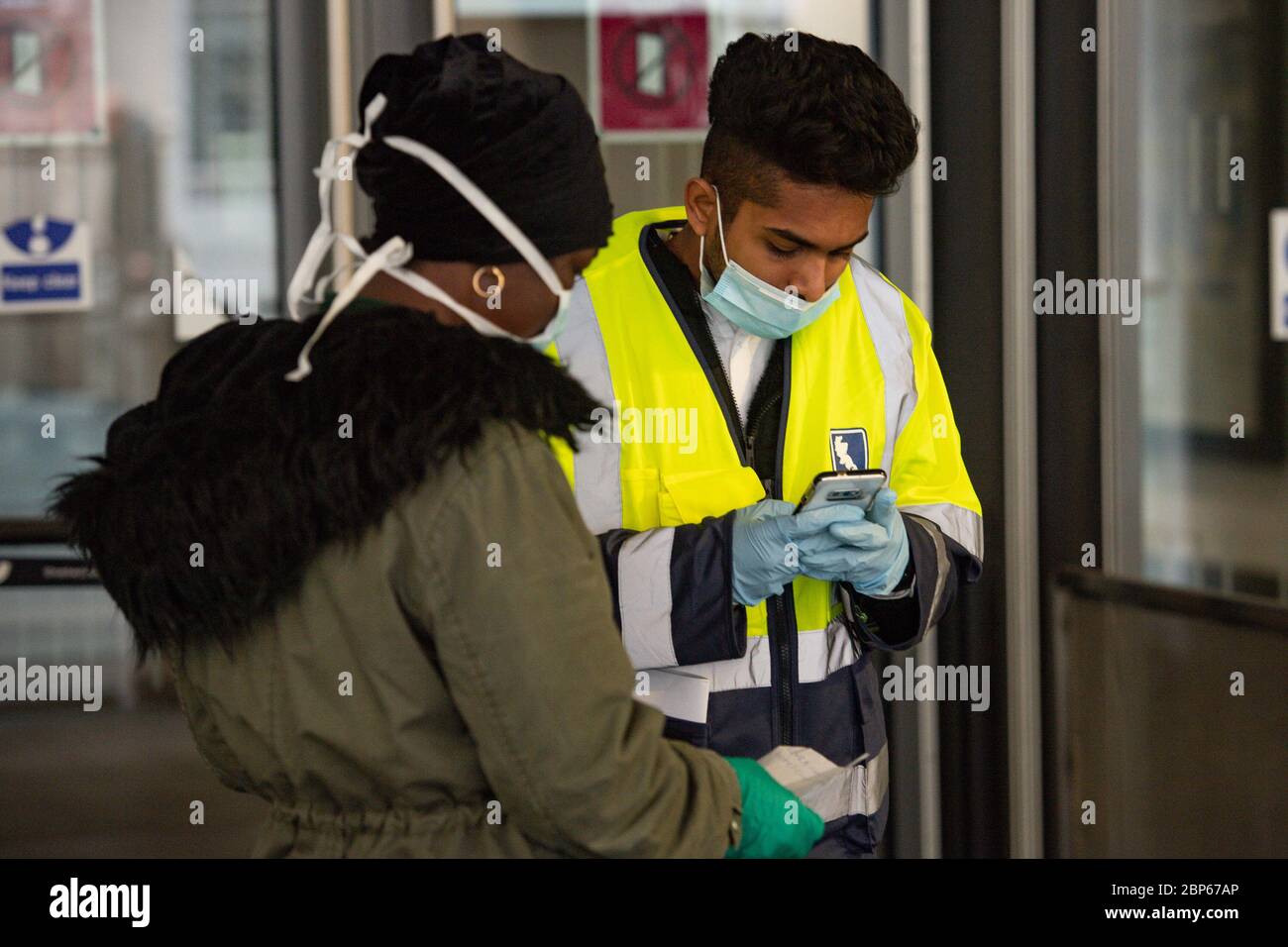 Maggiore sicurezza alla stazione di New Street a Birmingham, con l'aumento dei servizi ferroviari nell'ambito dell'alleggerimento delle restrizioni di blocco del coronavirus. Foto Stock