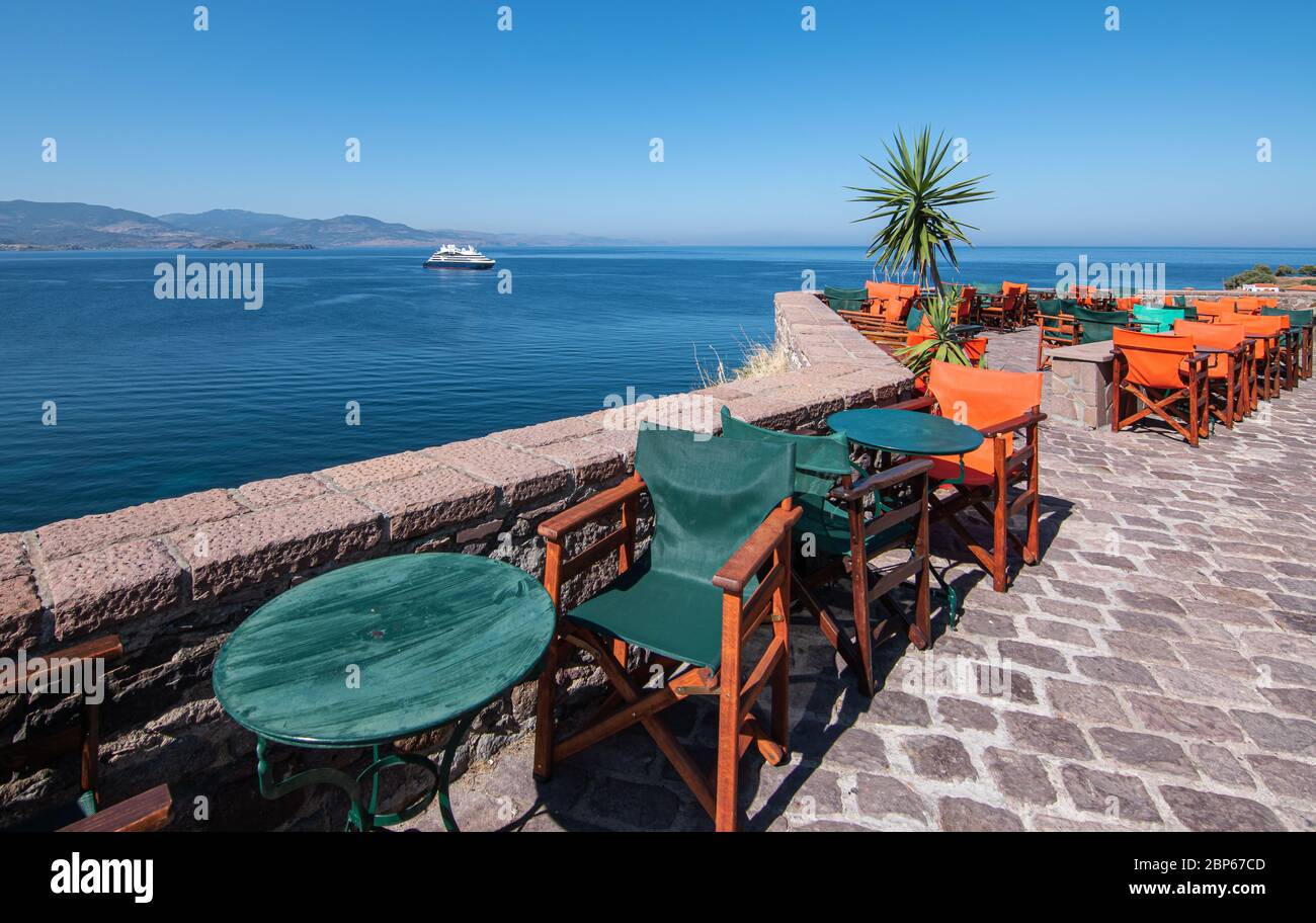 Via con caffè terrazze vicino al porto della città di Molyvos o Mythimna, Lesvos o Lesbos Island, Grecia. Foto Stock