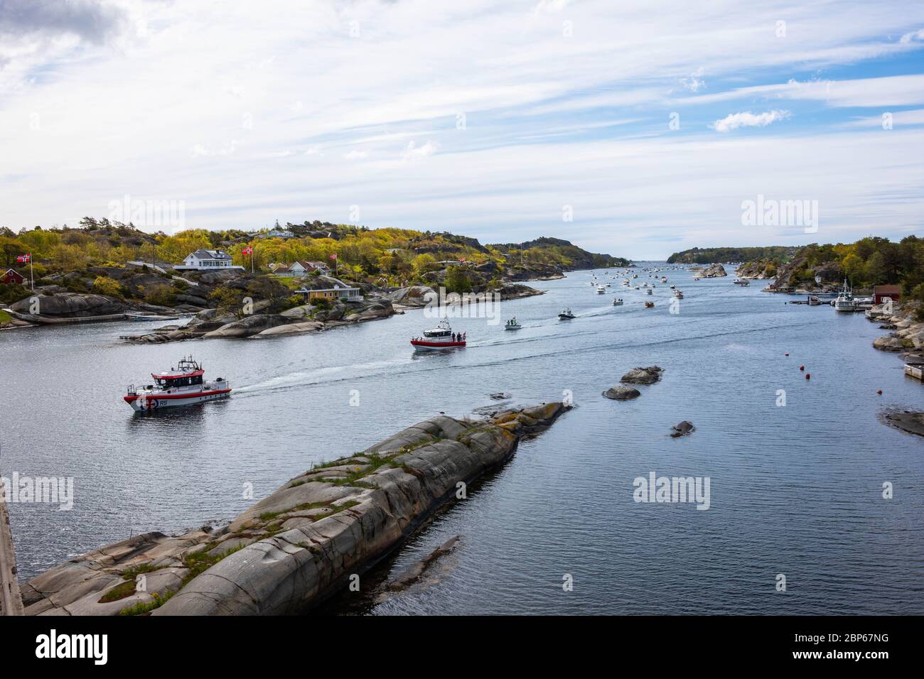 Parata in barca per celebrare la giornata della costituzione norvegese. A causa della pandemia di Covid-19 non abbiamo potuto camminare in grandi processioni in ogni città come normalmente Foto Stock