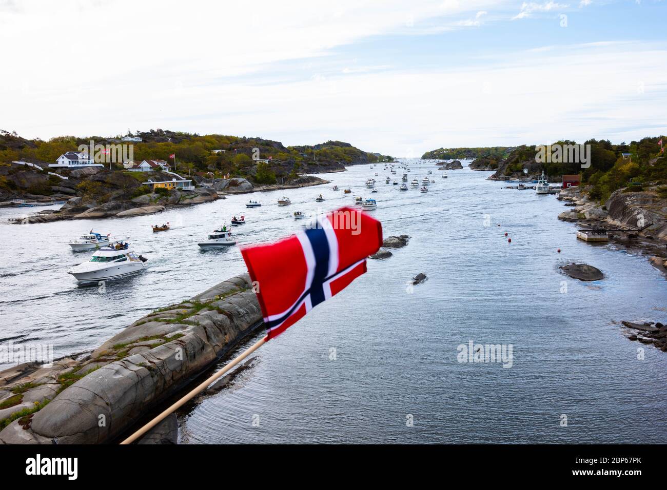 Parata in barca per celebrare la giornata della costituzione norvegese. A causa della pandemia di Covid-19 non abbiamo potuto camminare in grandi processioni in ogni città come normalmente Foto Stock