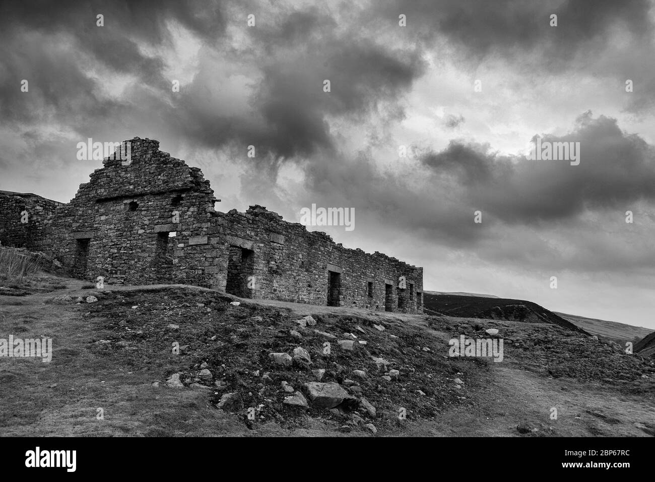 Le rovine di Surrender annuito Mill, Mill Gill, North Yorkshire, Inghilterra, Regno Unito in un giorno tempestoso. Versione in bianco e nero Foto Stock