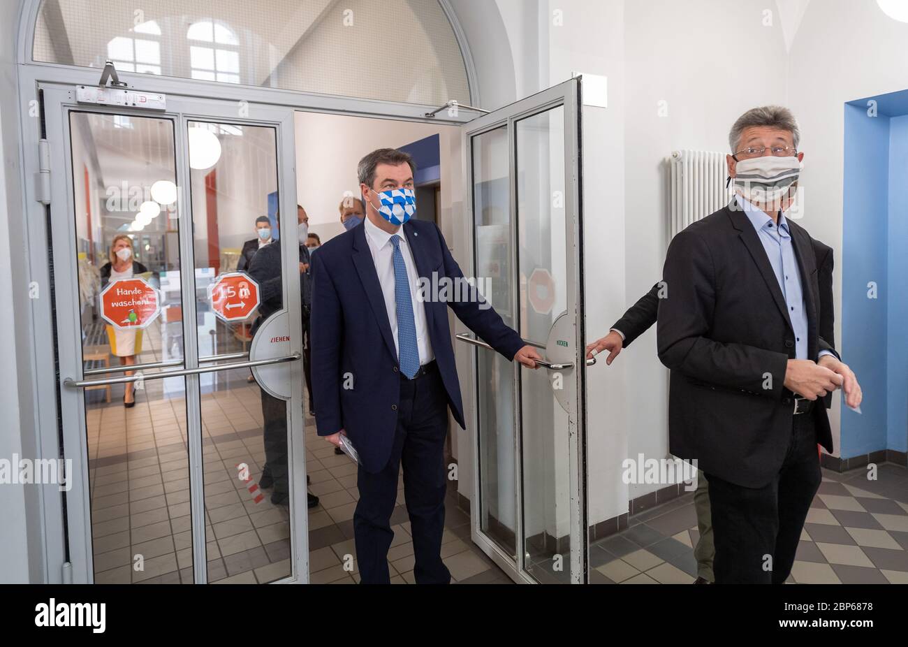 Monaco, Germania. 18 maggio 2020. Markus Söder (l, CSU), primo ministro della Baviera, e Michael Piazolo (r, Independent Voter), ministro dell'Istruzione e della Cultura, visitano insieme la scuola della chiesa. I primi, i 5° delle scuole secondarie, i 5° e 6° delle scuole superiori e grammaticali tornano nelle scuole. Credit: Peter Kneffel/dpa/Alamy Live News Foto Stock