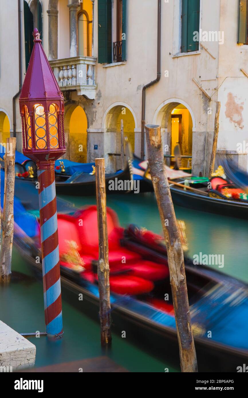 Gondole sul canale al tramonto, Venezia, Italia Foto Stock