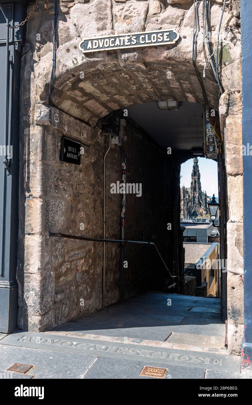 Advocate’s Close, una stretta stradina di origine medievale al largo del Royal Mile, con vista classica del Monumento Scott – Edimburgo Old Town, Scozia, Regno Unito Foto Stock