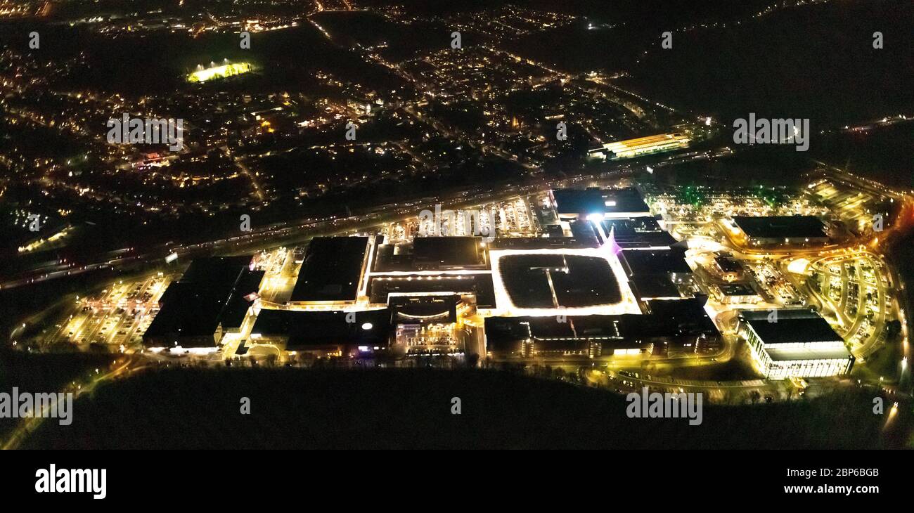 Vista aerea, RuhrPark di notte, centro commerciale sulla A40, volo notturno su Bochum, Bochum, zona Ruhr, Germania Foto Stock