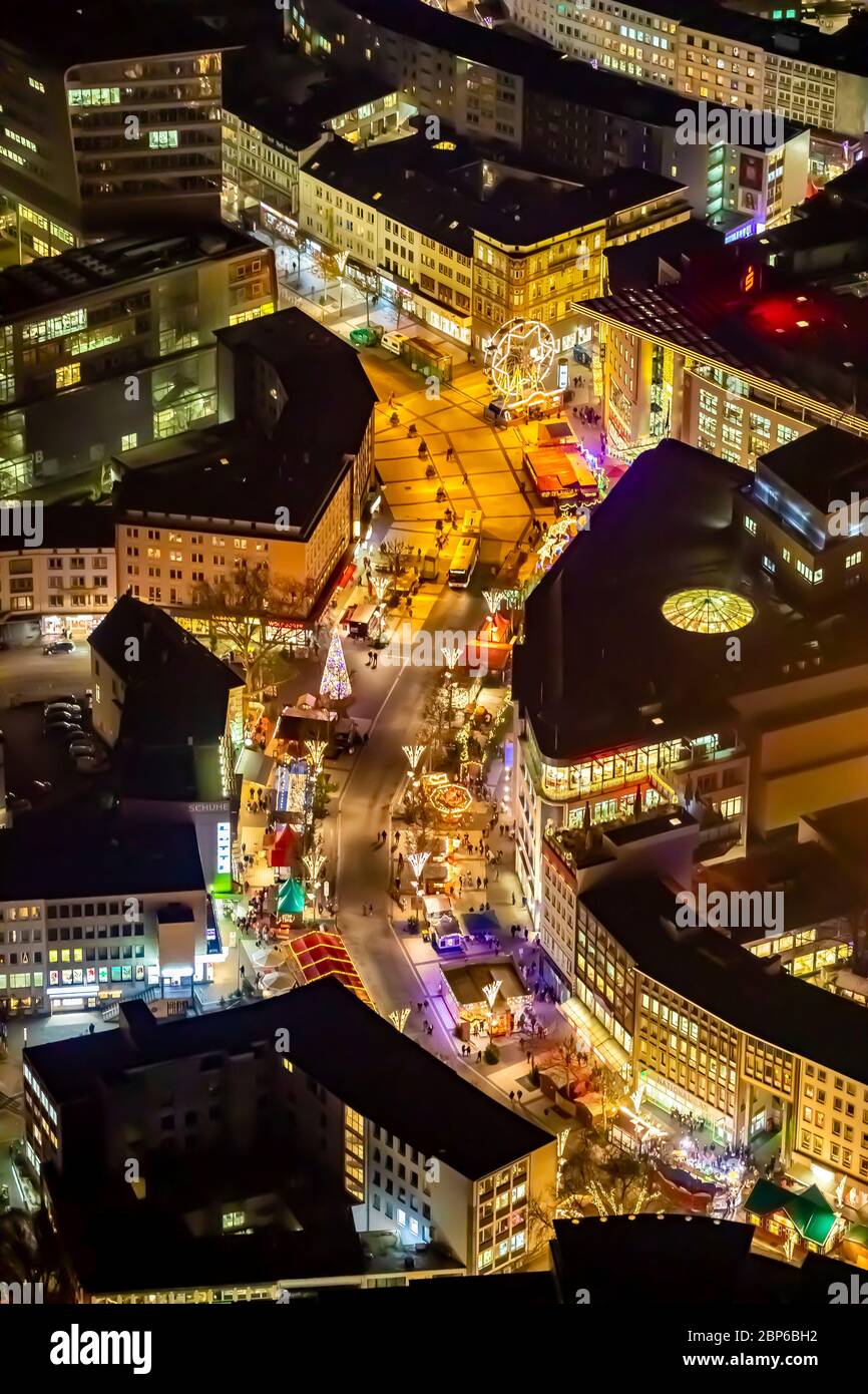 Vista aerea del centro di Bochum con mercatino di Natale, Bongardstrasse, volo notturno su Bochum, Bochum, zona Ruhr, Germania Foto Stock