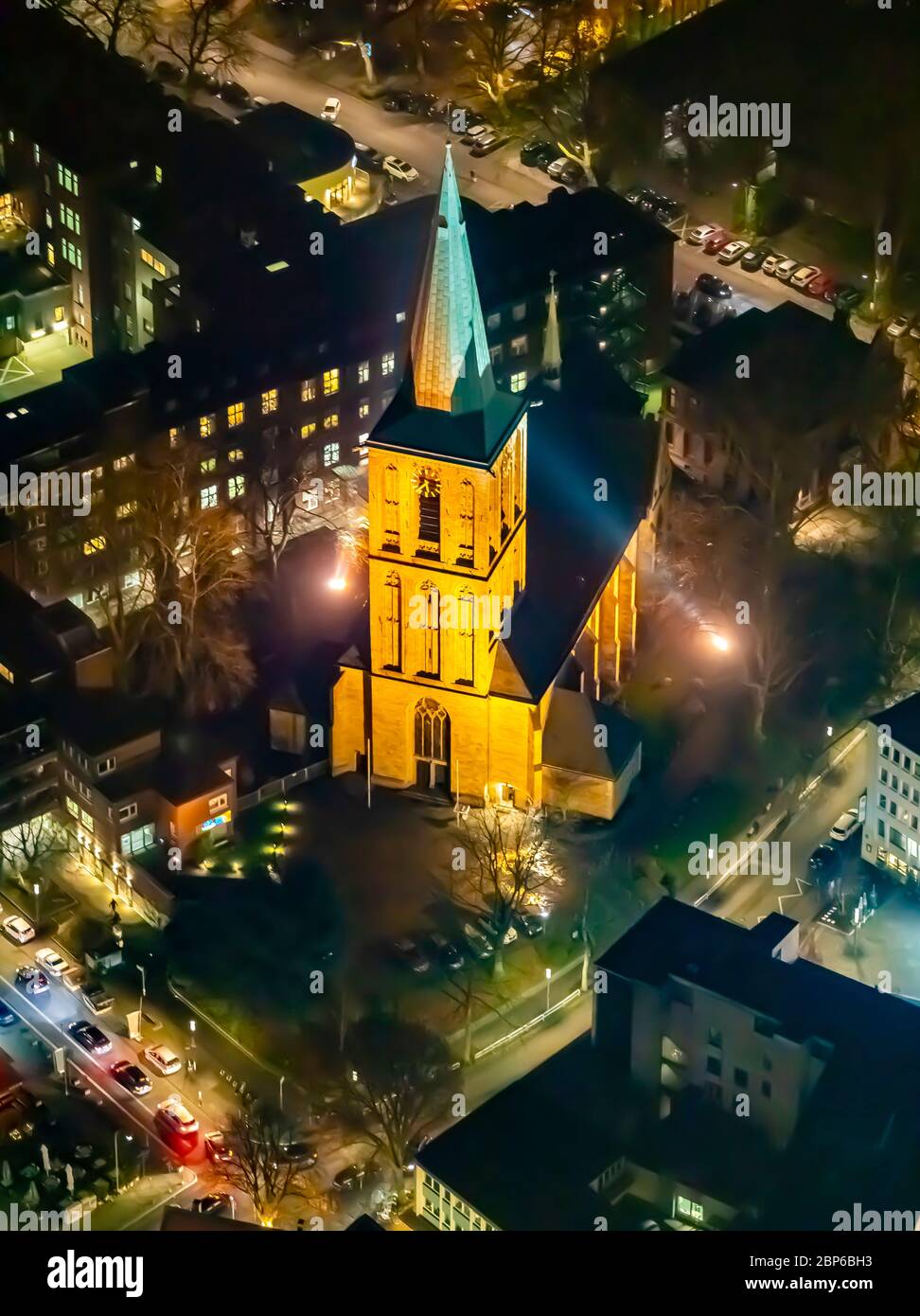 Vista aerea dal volo notturno su Bochum, la chiesa provista di San Pietro e San Paolo, la chiesa cattolica, la città vecchia di Bochum, Bochum, la zona della Ruhr, Germania Foto Stock