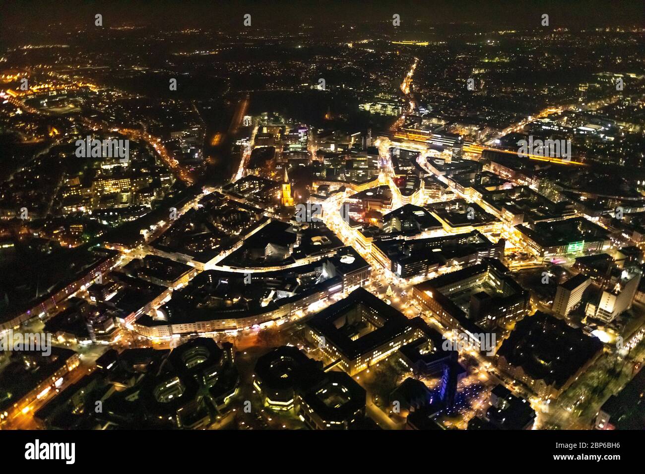 Vista aerea del centro di Bochum con mercatino di Natale, volo notturno su Bochum, Bochum, zona Ruhr, Germania Foto Stock