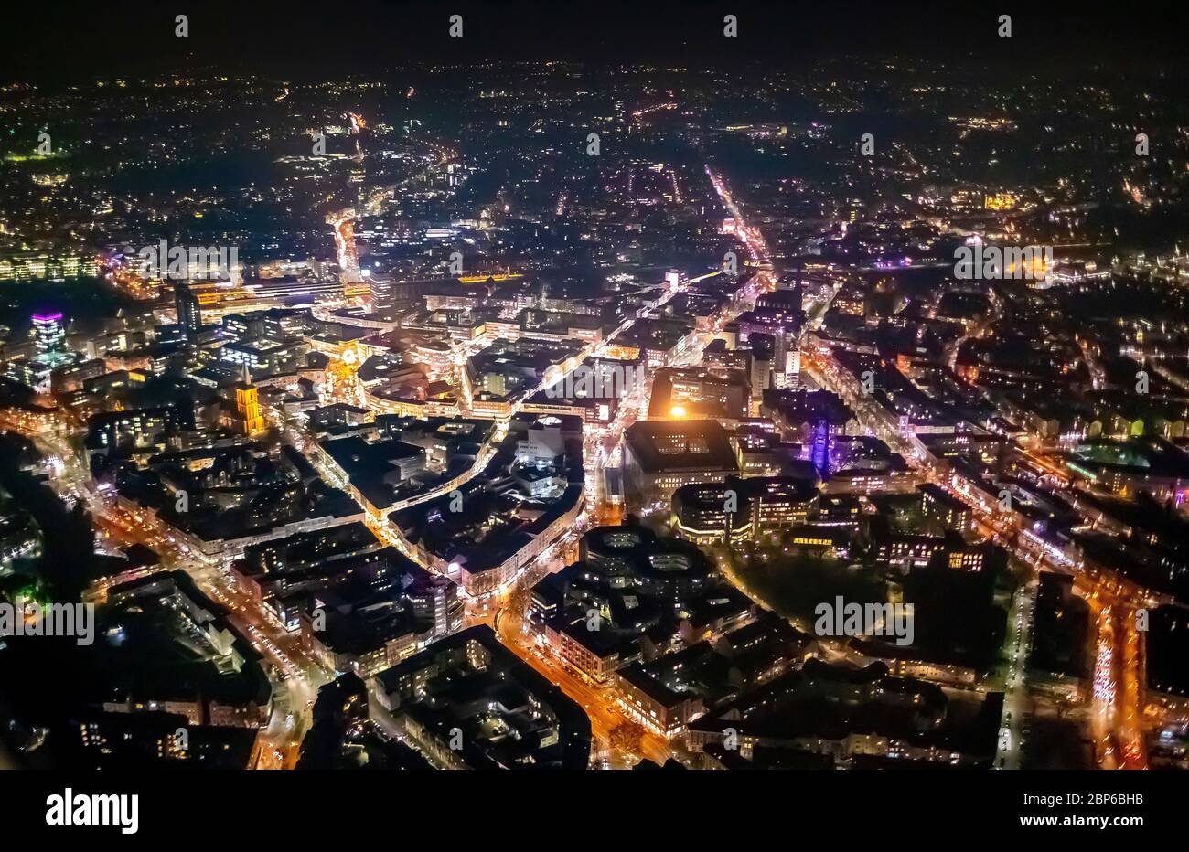 Vista aerea del centro di Bochum con mercatino di Natale, volo notturno su Bochum, Bochum, zona Ruhr, Germania Foto Stock