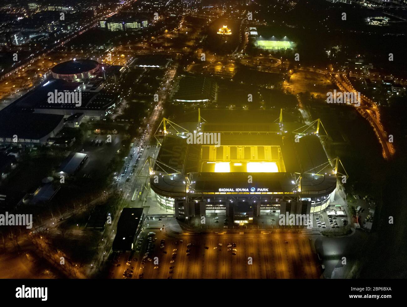 Vista aerea da Signal Iduna Park Dortmund, Westfalenstadion, BVB-Dortmund, Night shot, Dortmund, zona Ruhr, Renania Settentrionale-Vestfalia, Germania Foto Stock