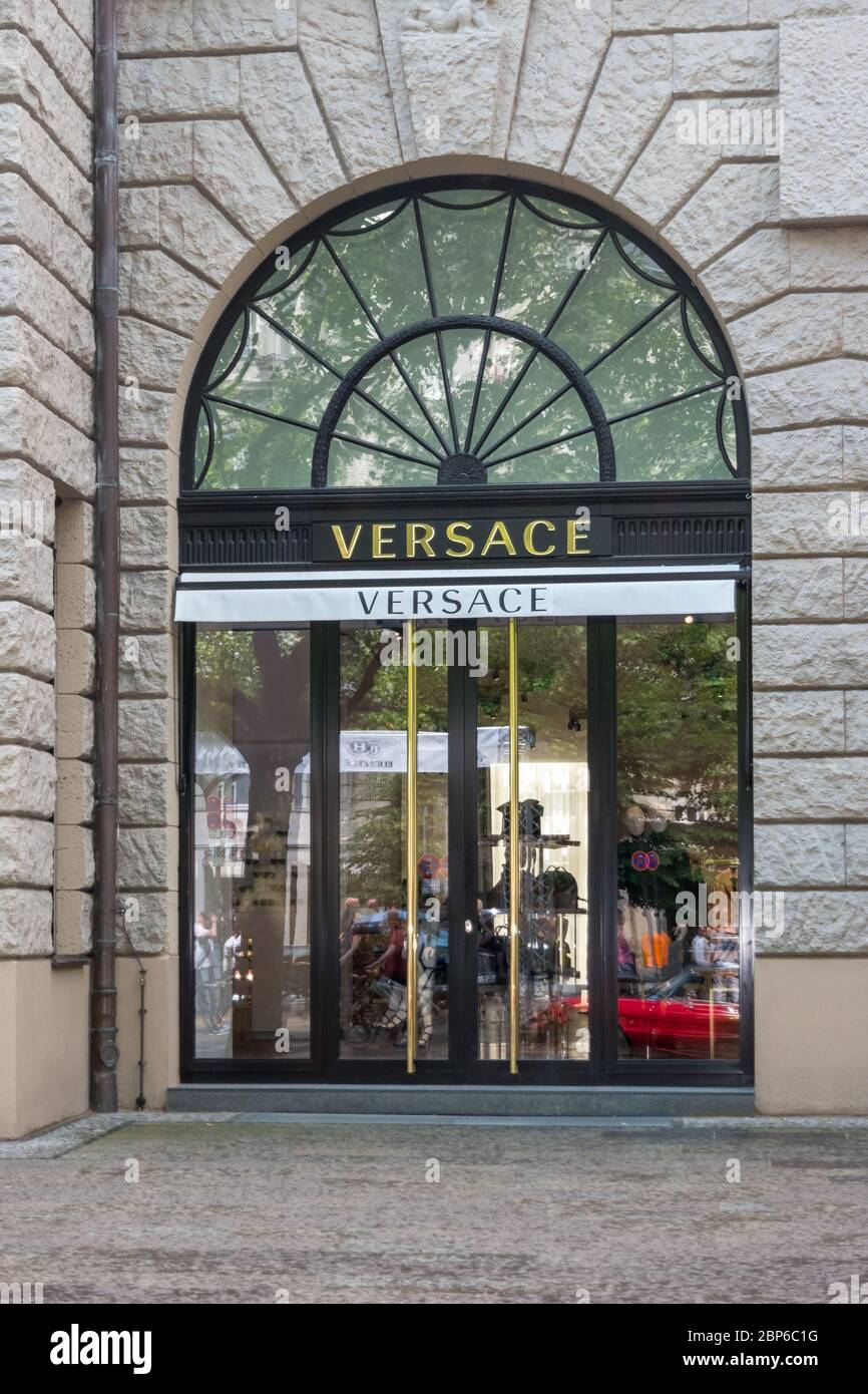 Berlino - Giugno 05, 2016: Versace boutique sulla famosa via dello shopping di Berlino - Kurfuerstendamm. Foto Stock