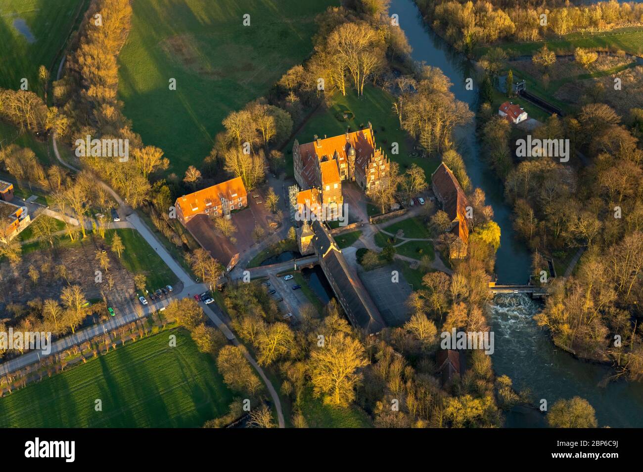 Vista aerea, Schloss Heessen scuola privata e scuola di pensione, il castello Heessen è una scuola statale certificata di imbarco a Hamm, LSH Heessen scuola di pensione, Schloßstraße, Hamm, Ruhr zona, Nord Reno-Westfalia, Germania Foto Stock