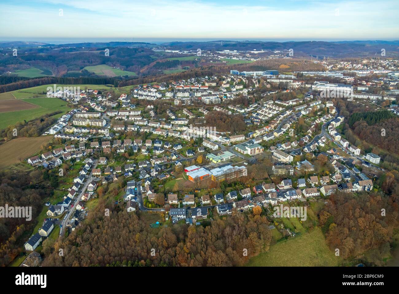 Vista aerea, Hohe Steinert, scuola elementare comunitaria Lösenbach, Lüdenscheid, Schubertstrasse, Lüdenscheid, Märkischer Kreis, Sauerland, Renania settentrionale-Vestfalia, Germania Foto Stock