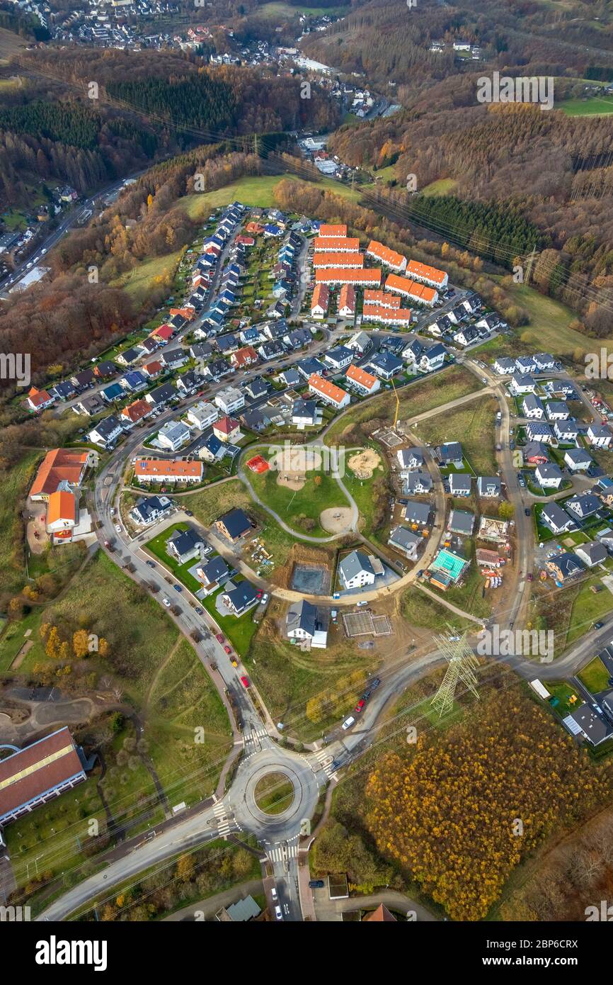 Vista aerea, nuova area residenziale di sviluppo Vogelberg-Kirchhahn, Lüdenscheid, Märkischer Kreis, Sauerland, Renania settentrionale-Vestfalia, Germania Foto Stock