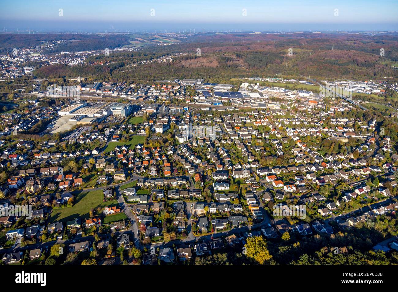 Vista aerea, vista sulla città Hüsten con edifici residenziali e zona industriale Bahnhofstrasse, Arnsberg, Sauerland, Nord Reno-Westfalia, Germania Foto Stock
