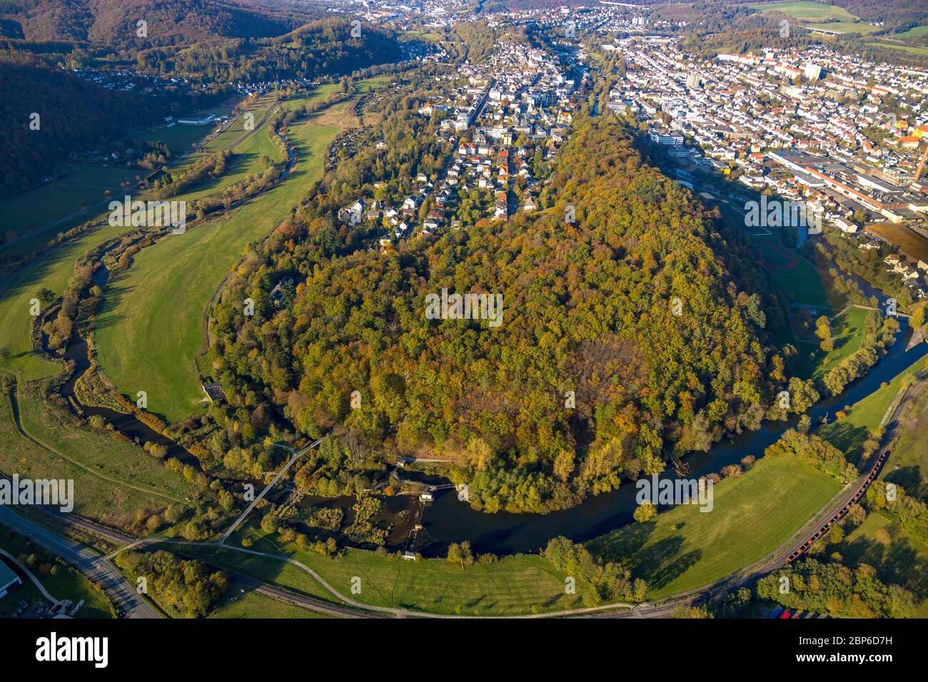 Vista aerea, vista sulla città Wennigloh in colori autunno boschivi, intrecciati dalla foresta di Eichholz e il fiume Ruhr, Arnsberg, Sauerland, Nord Reno-Westfalia, Germania Foto Stock