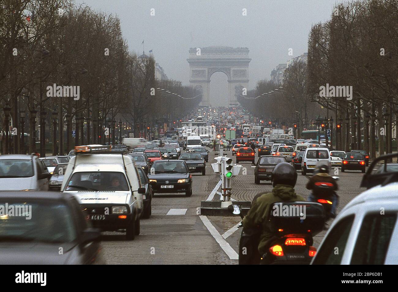 Traffico sugli Champs-Elysees a Parigi 2002 Foto Stock