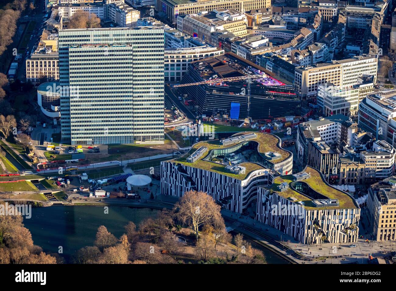 Vista aerea, Dreischeibenhaus, centro commerciale Kö-Bogen, nuovo edificio Kö-Bogen II, grandi magazzini e uffici Ingenhoven-tal, Düsseldorf, Renania, Renania Settentrionale-Vestfalia, Germania Foto Stock