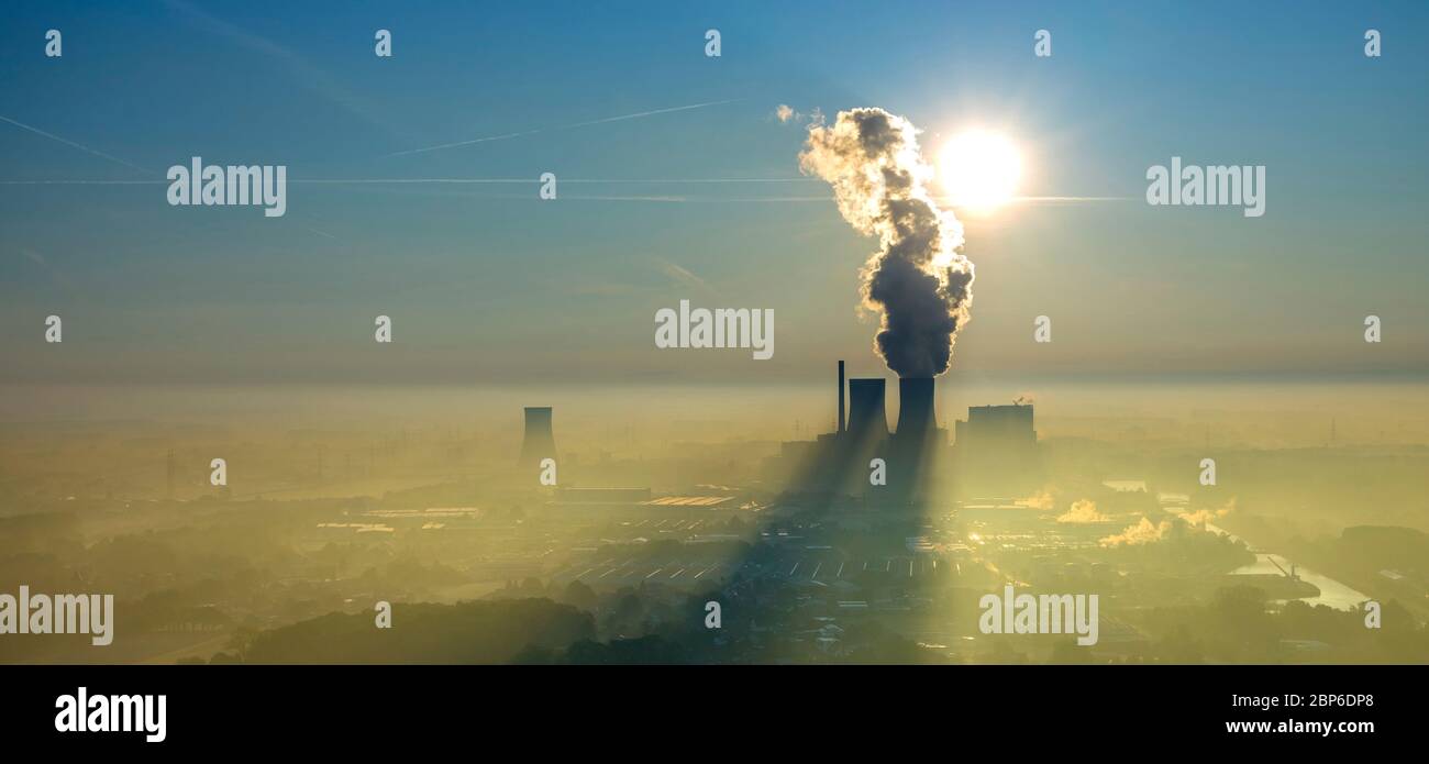 Vista aerea, centrale a carbone RWE, Morning Impression, di fronte con cielo blu e fumo della centrale, torre di raffreddamento, Hamm, zona Ruhr, Nord Reno-Westfalia, Germania Foto Stock