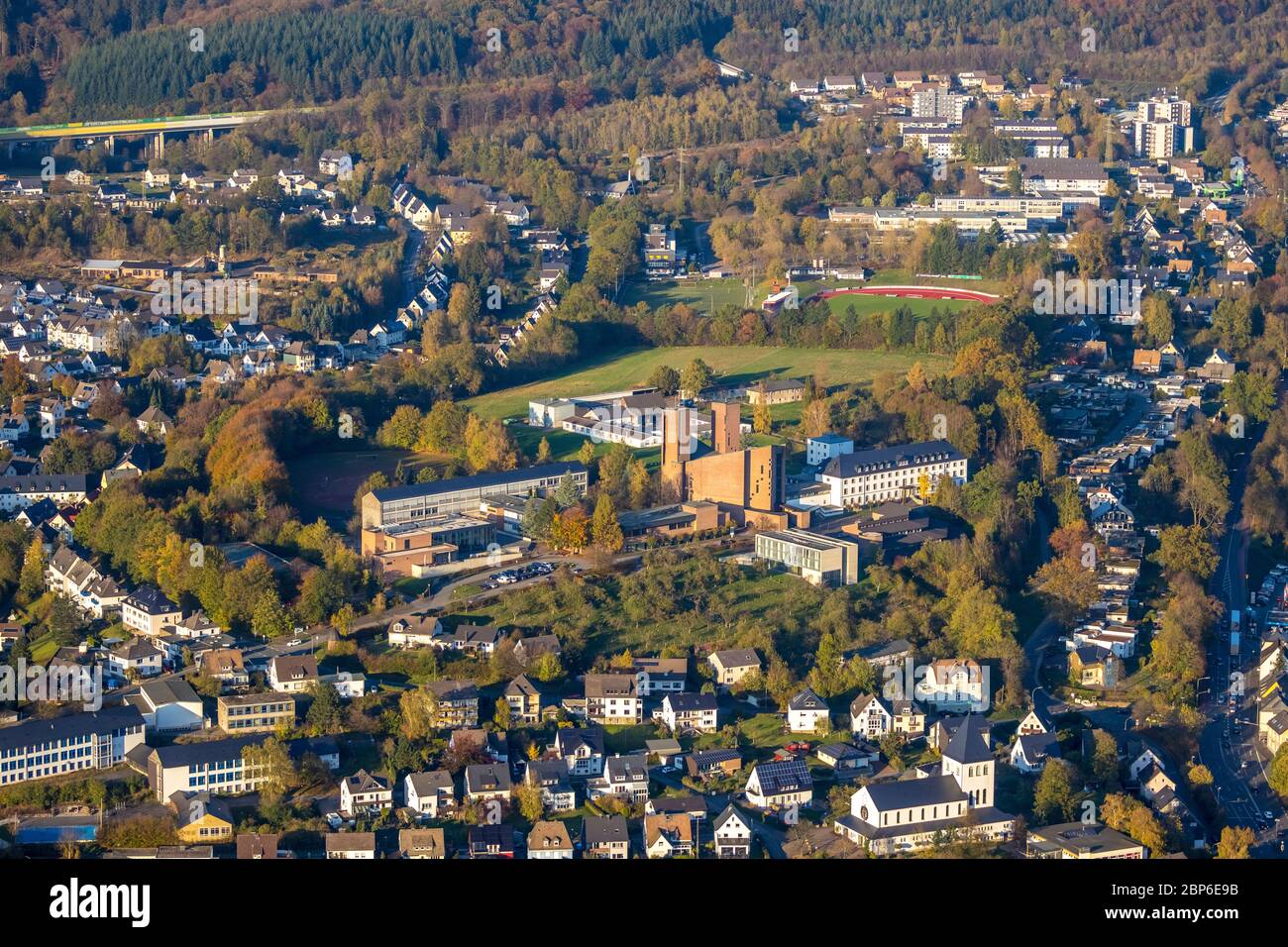 Vista aerea, Abbazia Koenigsmunster con scuola superiore benedettina, Meschede, Sauerland, Nord Reno-Westfalia, Germania Foto Stock