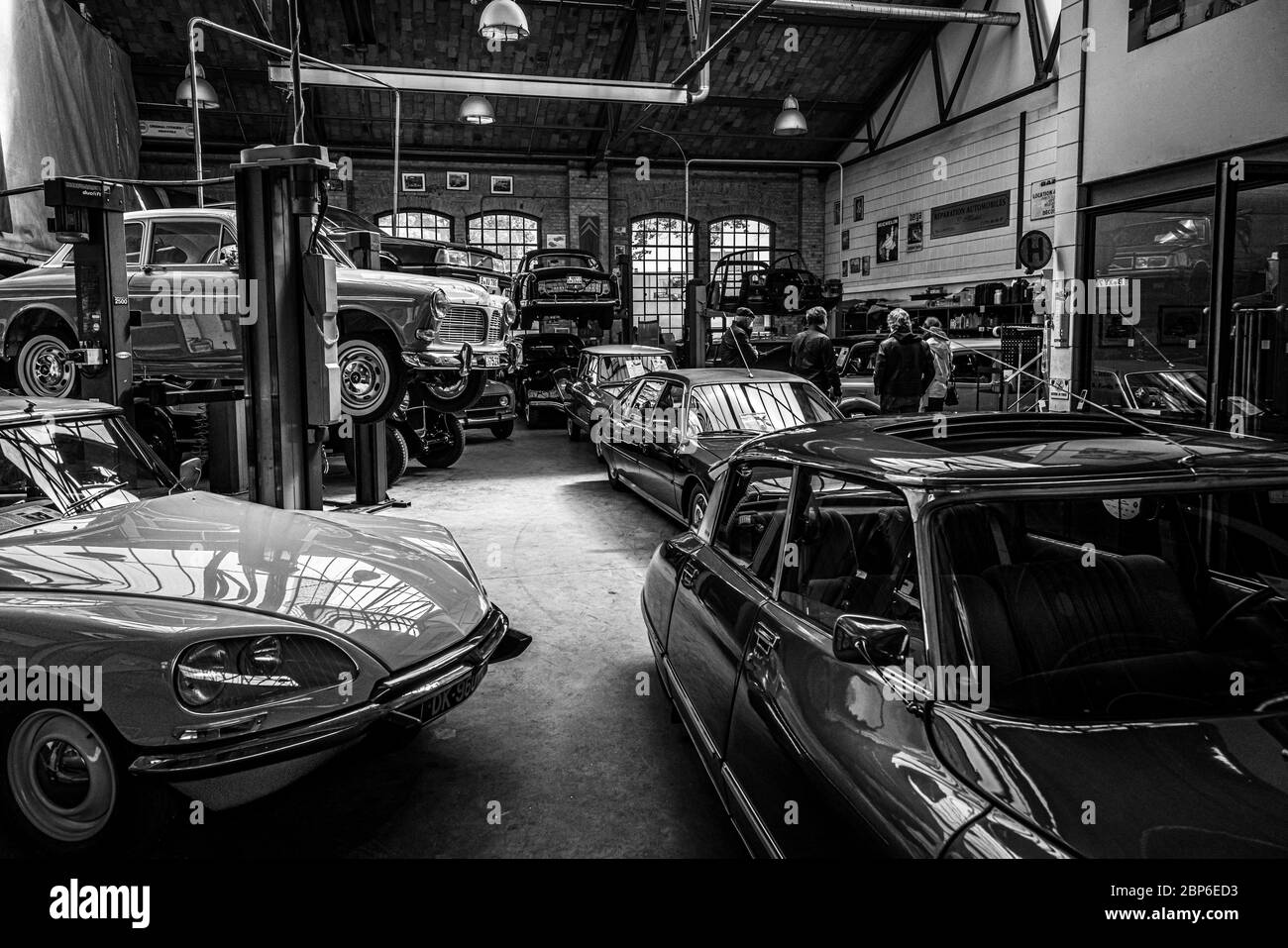 Berlino - 11 Maggio 2019: Workshop sulla riparazione e manutenzione della classica francese e auto sportive. 32Th Berlin-Brandenburg Oldtimer giorno. Foto Stock