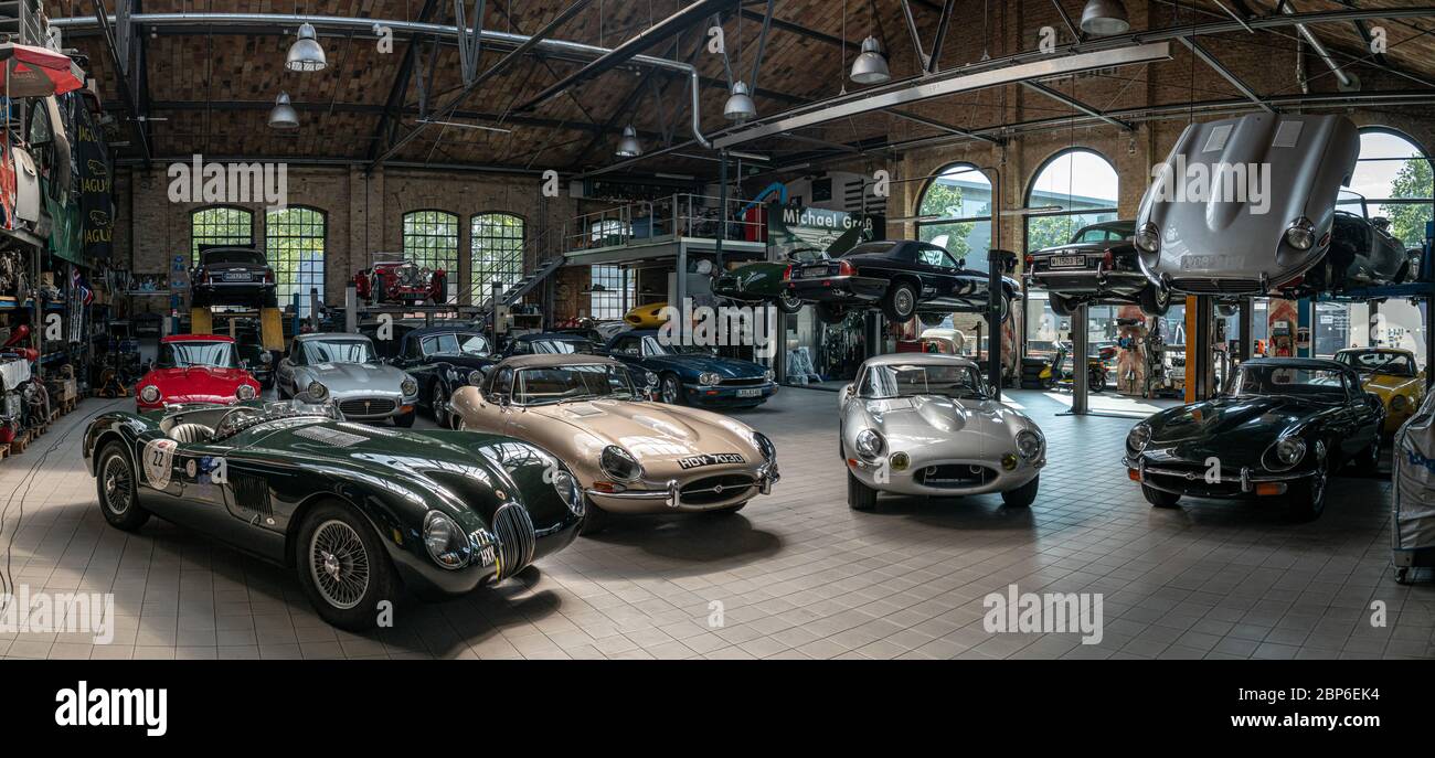 BERLINO - 11 MAGGIO 2019: Vista panoramica dell'officina per la riparazione e la manutenzione di vetture classiche inglesi retrò. 32° giorno dell'Oldtimer Berlino-Brandeburgo. Foto Stock