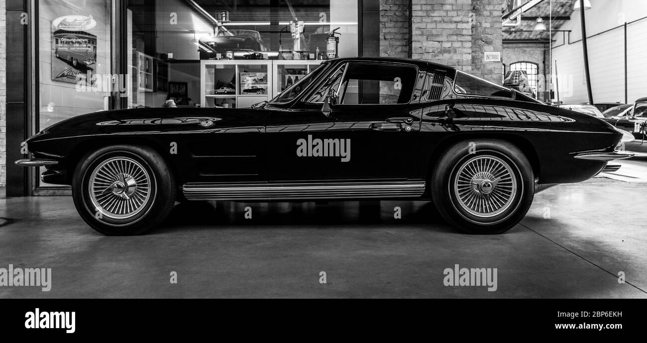 Berlino - 11 Maggio 2019: Sport Auto Chevrolet Corvette Sting Ray (C2). In bianco e nero. 32Th Berlin-Brandenburg Oldtimer giorno. Foto Stock