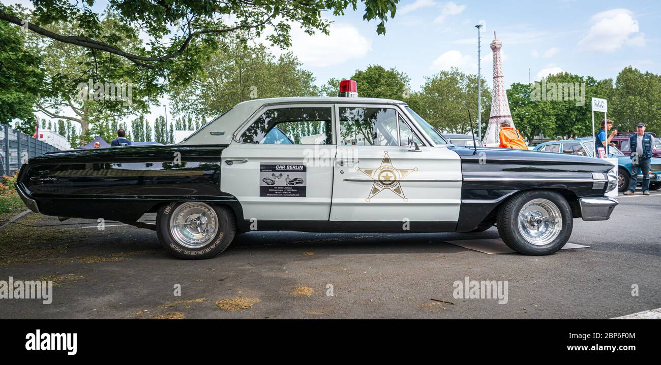 Berlino - 11 Maggio 2019: Polizia auto Ford Galaxie 500 Interceptor, 1964. 32Th Berlin-Brandenburg Oldtimer giorno. Foto Stock